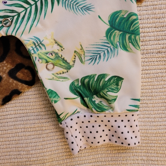 🔴SOLD🔴🐸 Very Unique 6-9 Months Tropical Frogs🌿 - Picture 3 of 7